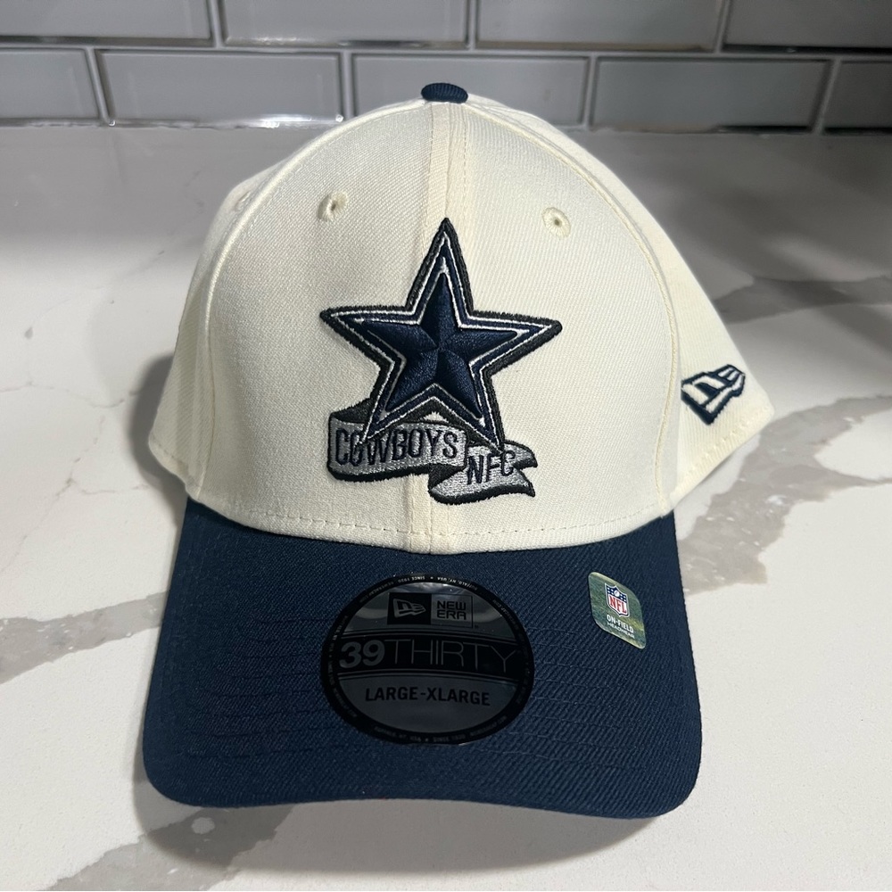 Dallas Cowboys New Era 2022 Sideline 39THIRTY 2-Tone Flex Hat - Cream/Navy